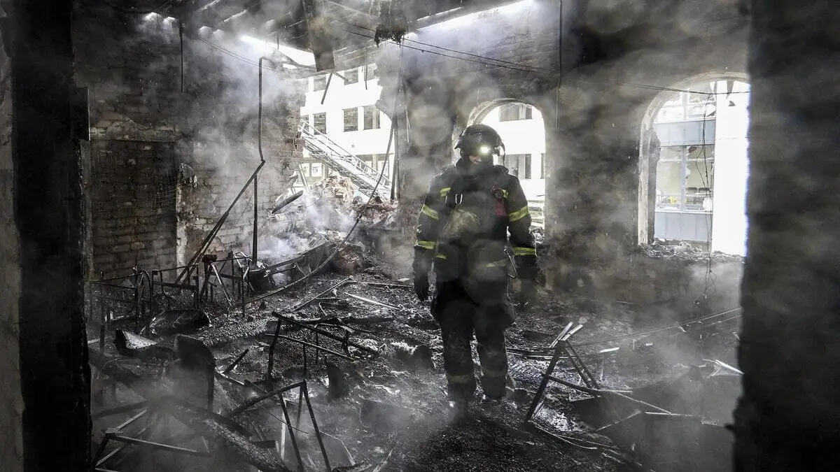 Un vigile del fuoco entra in un asilo privato a Kharkiv colpito ieri da un raid russo