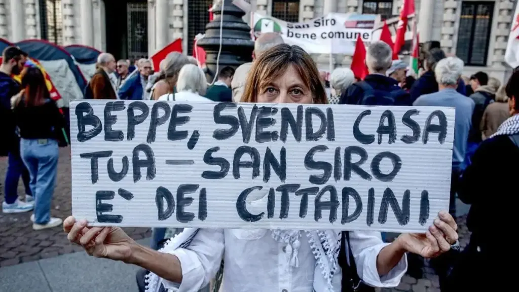 Protesta contro la “svendita” del Meazza in piazza della Scala a Milano, 29 settembre 2025 (foto Ansa)