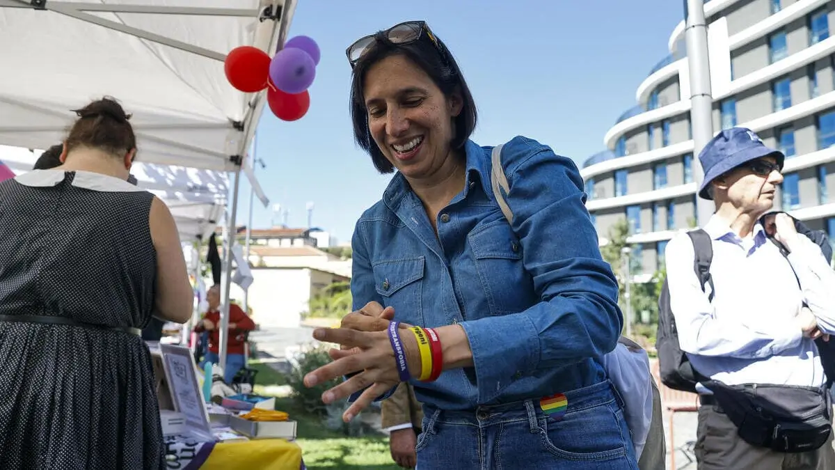 La segretaria del Partito Democratico (Pd) Elly Schlein indossa un braccialetto durante l'evento FortyQueer Fest per i 40 anni dell'Arcigay, presso il The Social Hub allo Scalo di San Lorenzo, Roma, 27 settembre 2025.