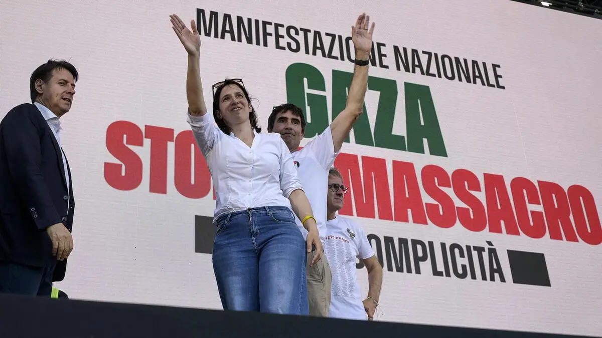 Giuseppe Conte (M5s), Elly Schlein (Pd), Nicola Fratoianni (Si) e Angelo Bonelli (Verdi),sul palco per la manifestazione per Gaza, Roma, 7 giugno 2025