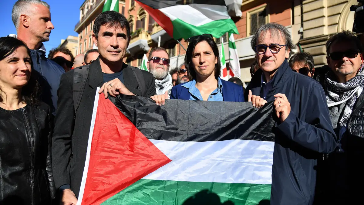 La segretaria del Pd, Elly Schlein, posa con i leader di Avs Nicola Fratoianni e Angelo Bonelli con una bandiera della Palestina in piazza a Roma per lo sciopero generale in solidarietà con la Sumud Flotilla e Gaza