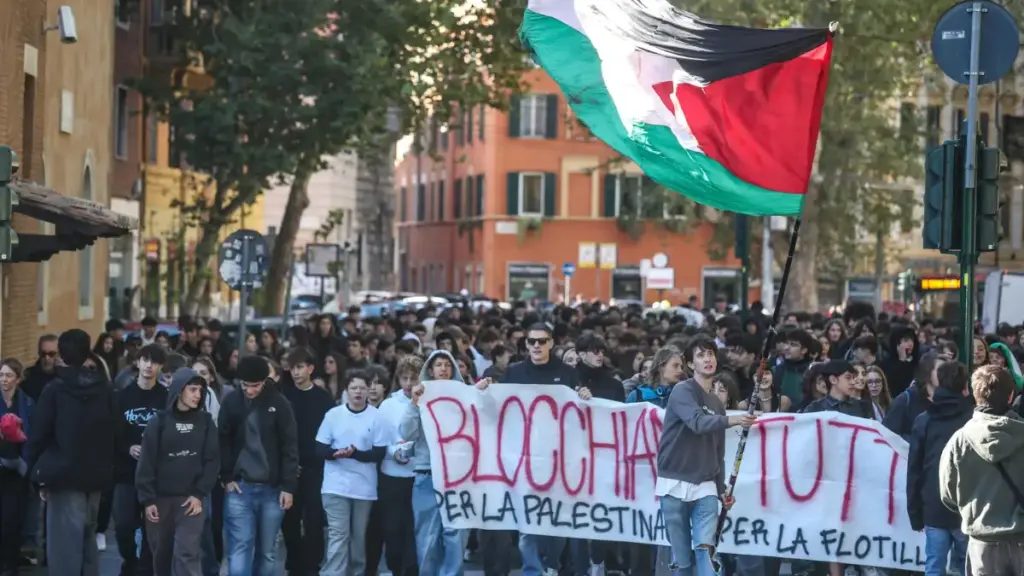 Manifestanti a Roma bloccano il Lungotevere durante lo sciopero in solidarietà con Gaza e la Sumud Flotilla
