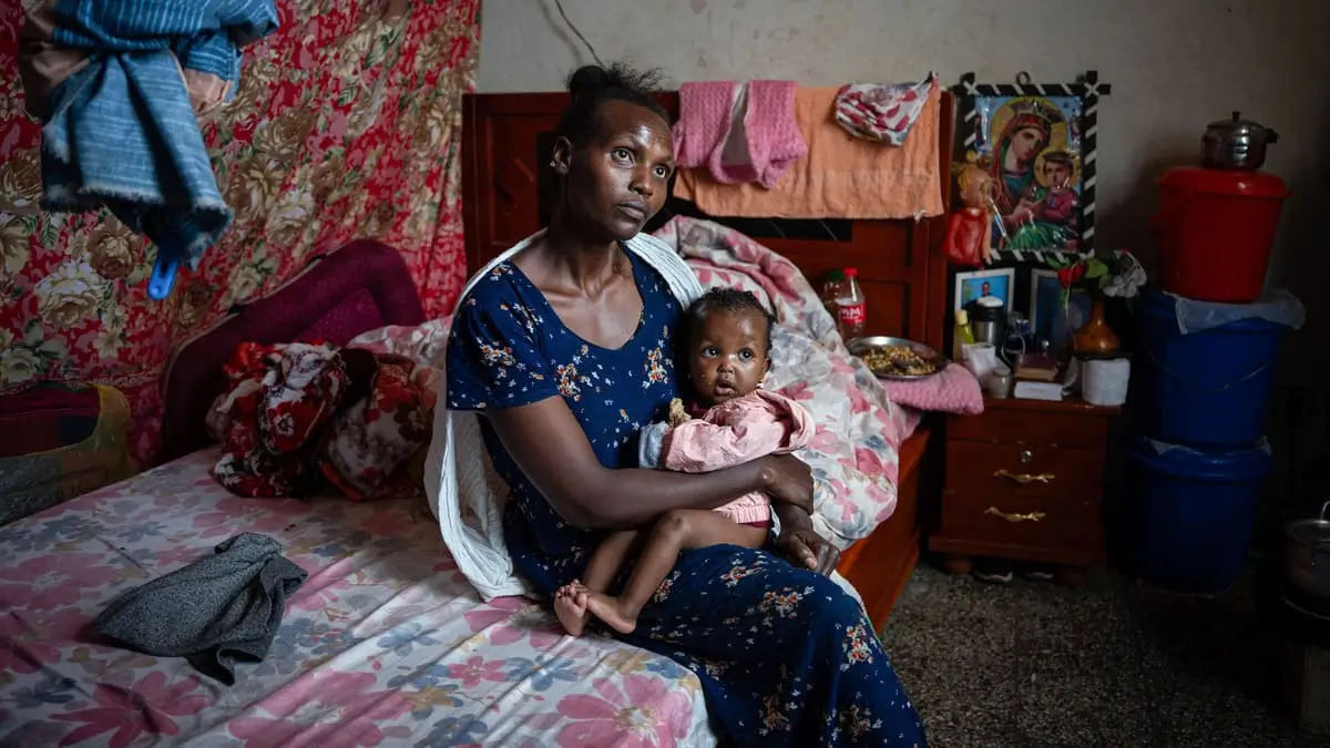 Trihas Teweldemedhn, 30 anni, sfollata a causa della guerra nel Tigrai, in Etiopia, vive in una scuola di Macallè