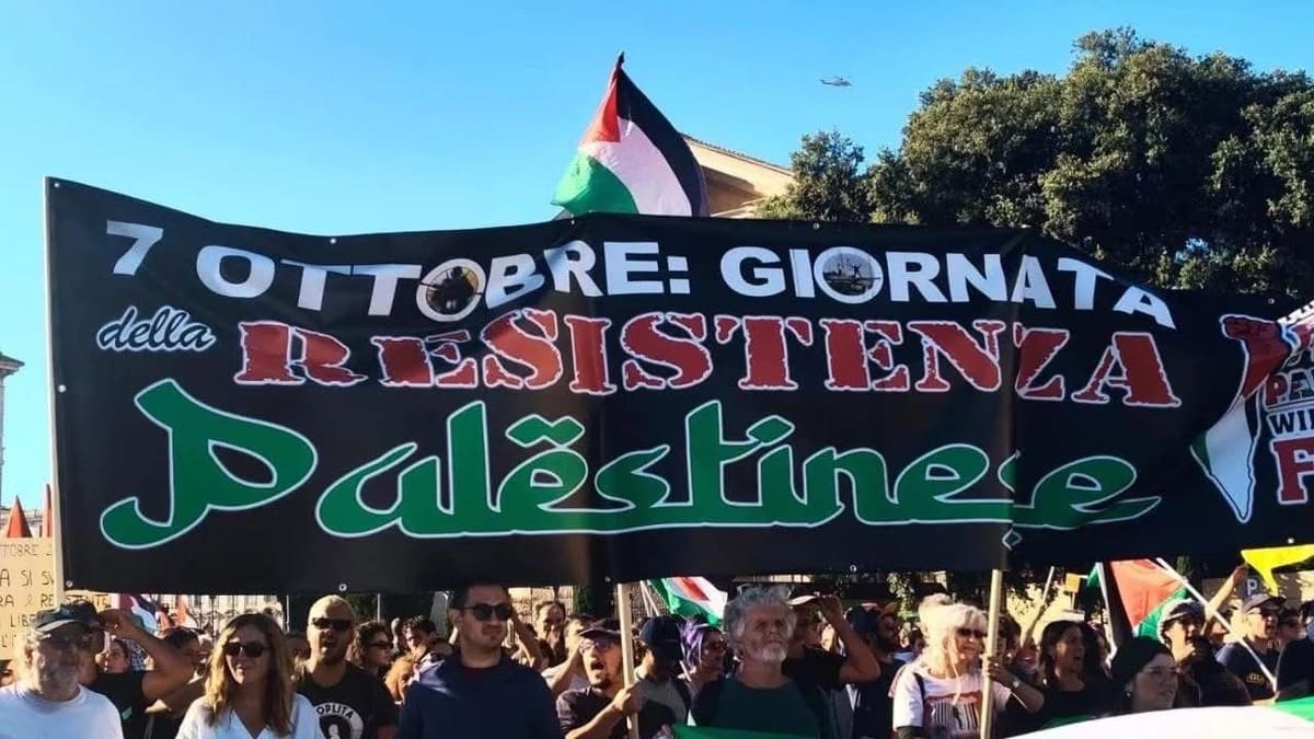 Uno striscione pro Hamas apparso durante le manifestazioni pro-Palestina di venerdì a Roma