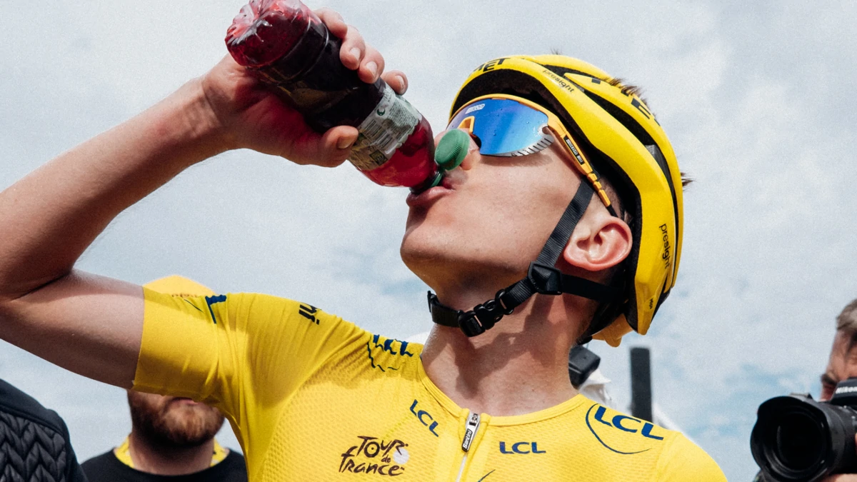 Tadej Pogačar si ristora bevendo Enervit Magic Cherry dopo una tappa del Tour de France (foto Fizza)