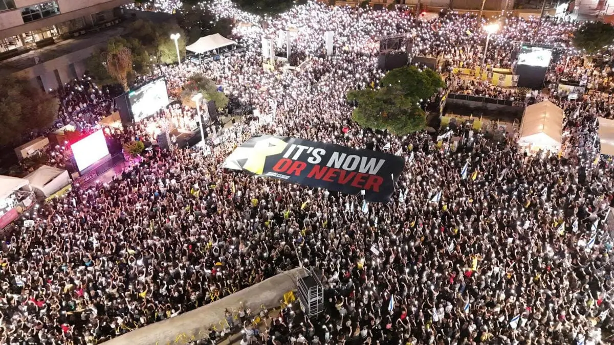 Migliaia di israeliani in piazza a Tel Aviv per chiedere la liberazione degli ostaggi e la fine della guerra