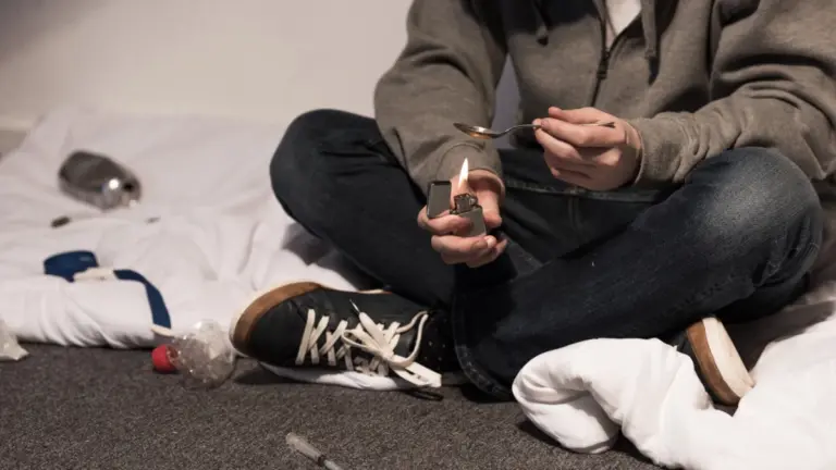 Un tossicodipendente assume droga