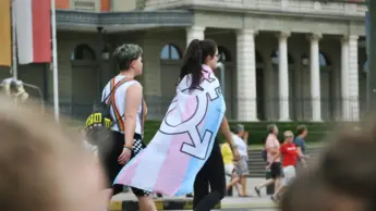 Trans non è più cool? Con la Gen Z i sessi tornano due