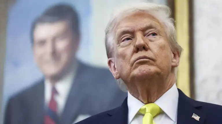 Il presidente degli Stati Uniti, Donald Trump, e sullo sfondo un'immagine di Ronald Reagan
