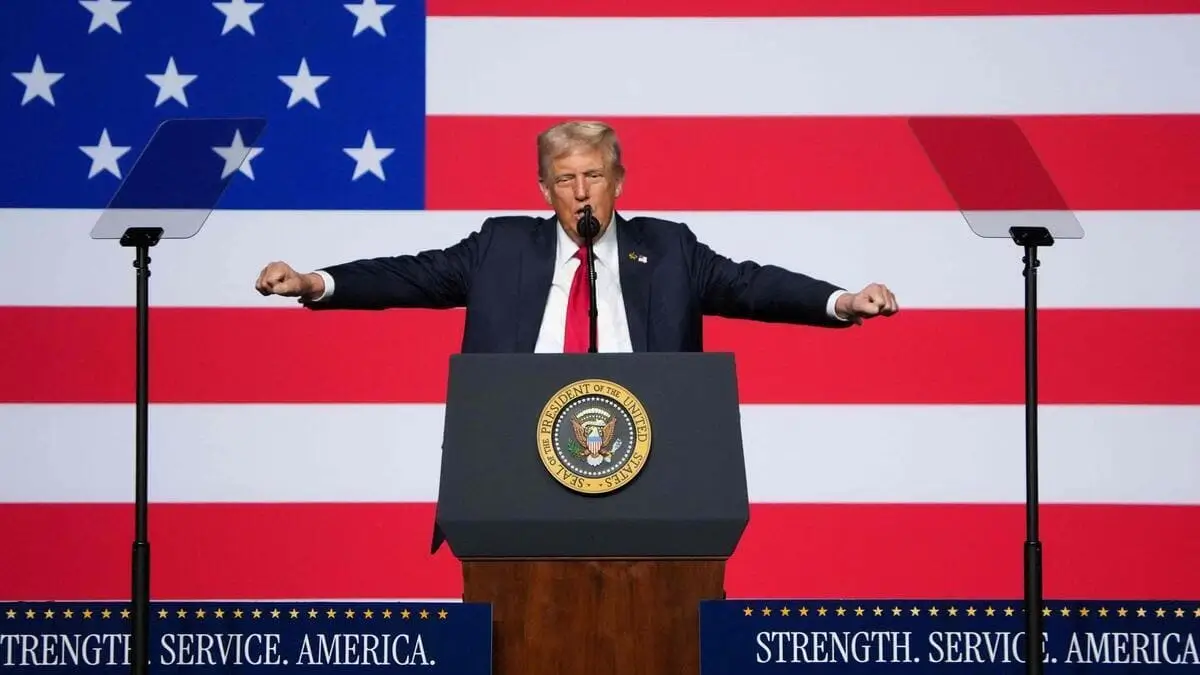 Donald Trump parla alla platea di oltre 800 ufficiali dell’esercito americano, riuniti in a Quantico, in Virginia