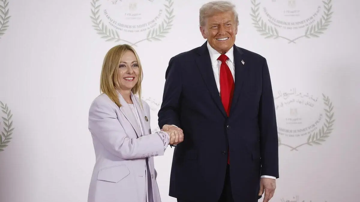 Giorgia Meloni con Donald Trump a Sharm El-Sheikh, Egitto, 13 ottobre 2025 (foto Ansa)