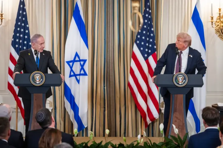 La conferenza stampa congiunta con il primo ministro israeliano Benjamin Netanyahu alla Casa Bianca durante la quale Donald Trump ha presentato il suo piano di pace per Gaza, 29 settembre 2025 (foto Ansa)