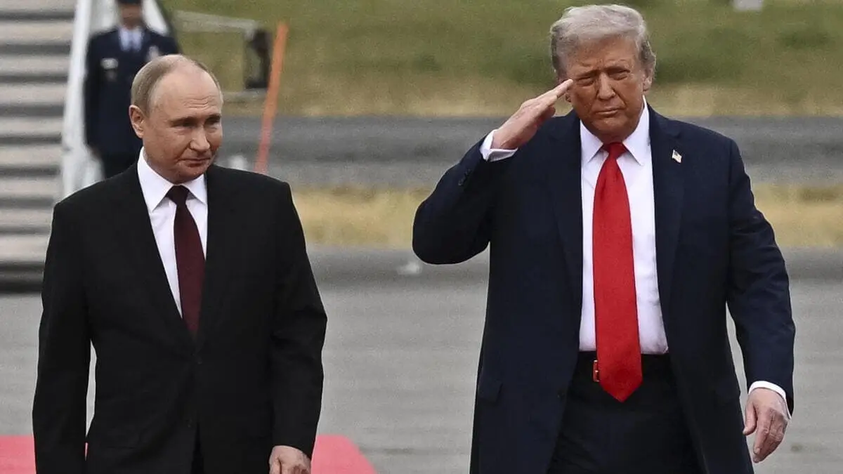 Il presidente russo Vladimir Putin con quello statunitense Donald Trump a Anchorage, Alaska, Stati Uniti, 15 agosto 2025 (foto Ansa)