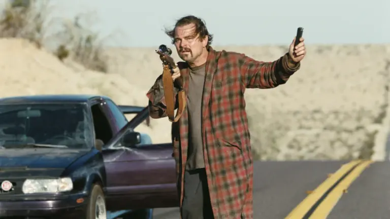 Fotogramma del film “Una battaglia dopo l’altra” di Paul Thomas Anderson con Leonardo DiCaprio