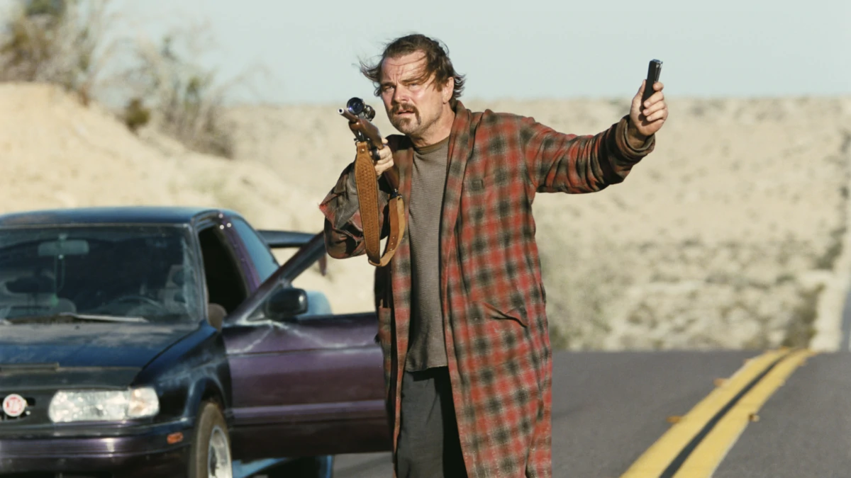 Fotogramma del film “Una battaglia dopo l’altra” di Paul Thomas Anderson con Leonardo DiCaprio