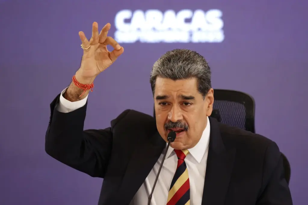 Il dittatore venezuelano Nicolás Maduro attacca in conferenza stampa gli Stati Uniti per la decisione di impiegare i militari contro il narcotraffico, 1 settembre 2025 (foto Ansa)