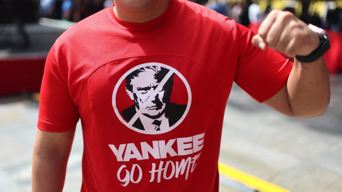 Protesta contro Trump a Caracas per l’invio di navi militari americane nelle acque venezuelane a combattere il traffico di droga, 29 agosto 2025 (foto Ansa)