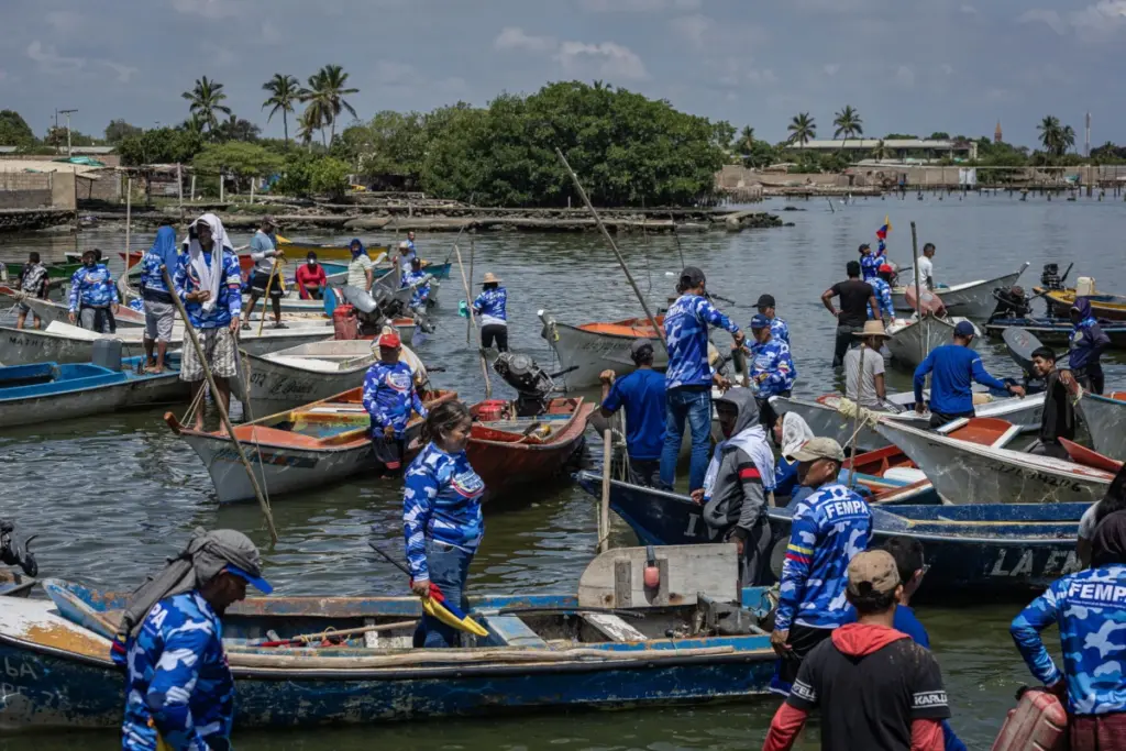 Corteo di pescatori a Maracaibo, Venezuela, in protesta contro quella che viene considerata una “aggressione” da parte degli Stati Uniti, 20 settembre 2025 (foto Ansa)