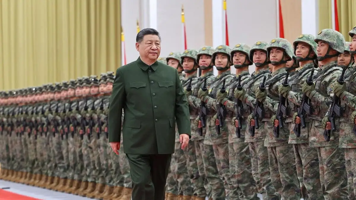 Xi Jinping passa in rassegna le truppe dell'esercito schierate a Macao