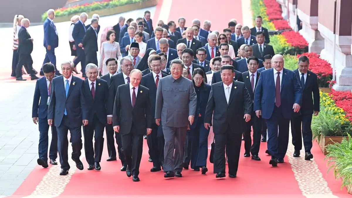 Xi Jinping, Vladimir Putin e Kim Jong-un in prima fila mentre si dirigono alla tribuna d'onore per assistere alla parata militare cinese del 3 settembre a Pechino