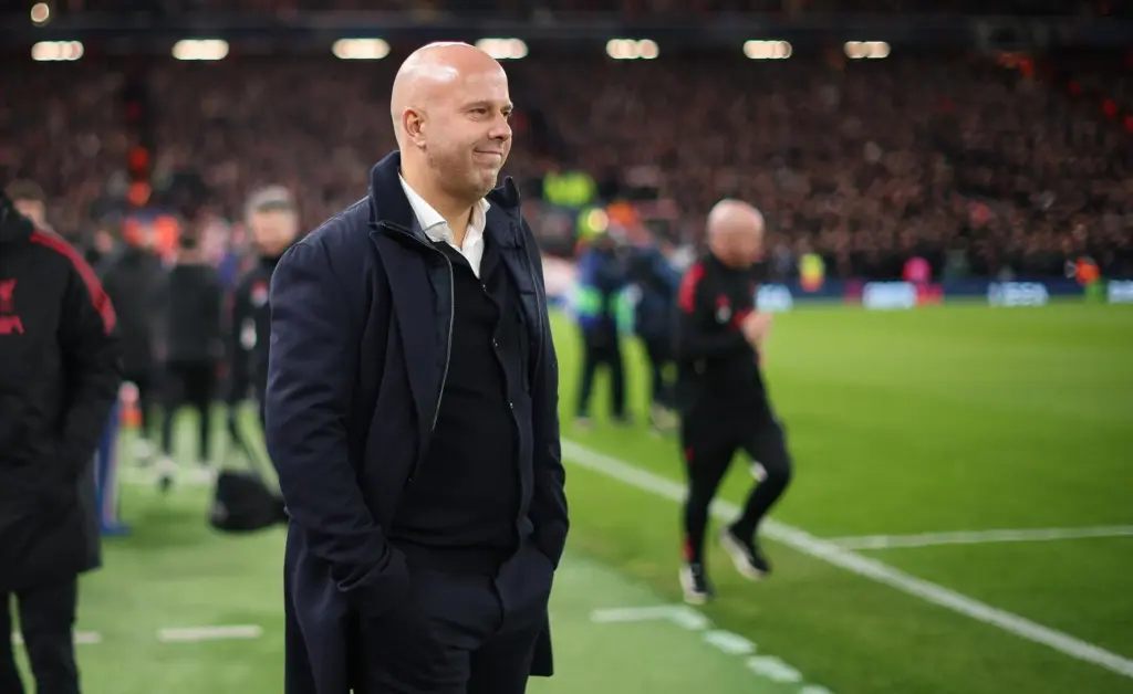 L'allenatore del Liverpool, Arne Slot, a bordocampo