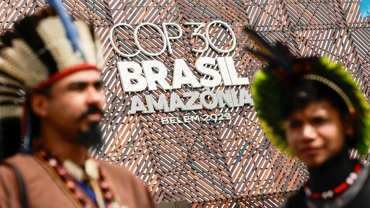 Due indigeni della tribù Pataxo, dello stato di Bahia, partecipano alla COP30 a Belem, in Brasile, l'11 novembre 2025
