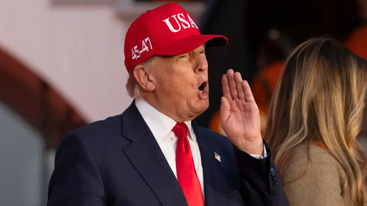 Il presidente degli Stati Uniti, Donald Trump, scherza con gli ospiti di un evento di Halloween organizzato alla Casa Bianca