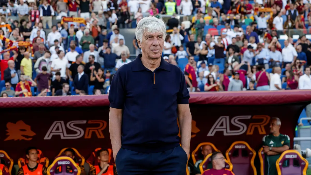 L'allenatore della Roma, Gian Piero Gasperini, in piedi davanti alla panchina della sua squadra