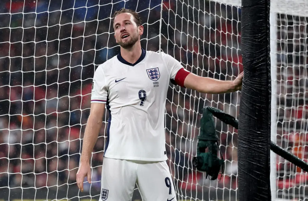 Harry Kane, capitano e attaccante della Nazionale inglese di calcio, alza gli occhi al cielo dopo aver fallito un'occasione durante la sfida di qualificazione al Mondiale Inghilterra-Serbia