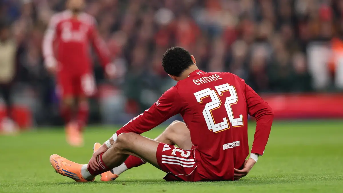 L'attaccante del Liverpool, Hugo Ekitike, a terra dopo un contrasto nella partita di Champions League contro il PSV Eindhoven