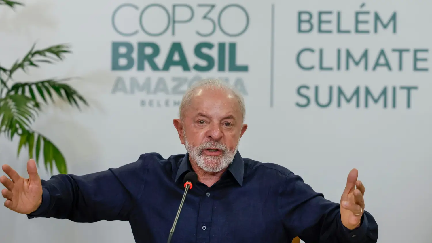 Il presidente brasiliano Luiz Inacio Lula da Silva parla durante un'intervista con i giornalisti delle agenzie di stampa internazionali in vista del vertice sul clima COP30, presso la base navale di Belem, Brasile, 4 novembre 2025
