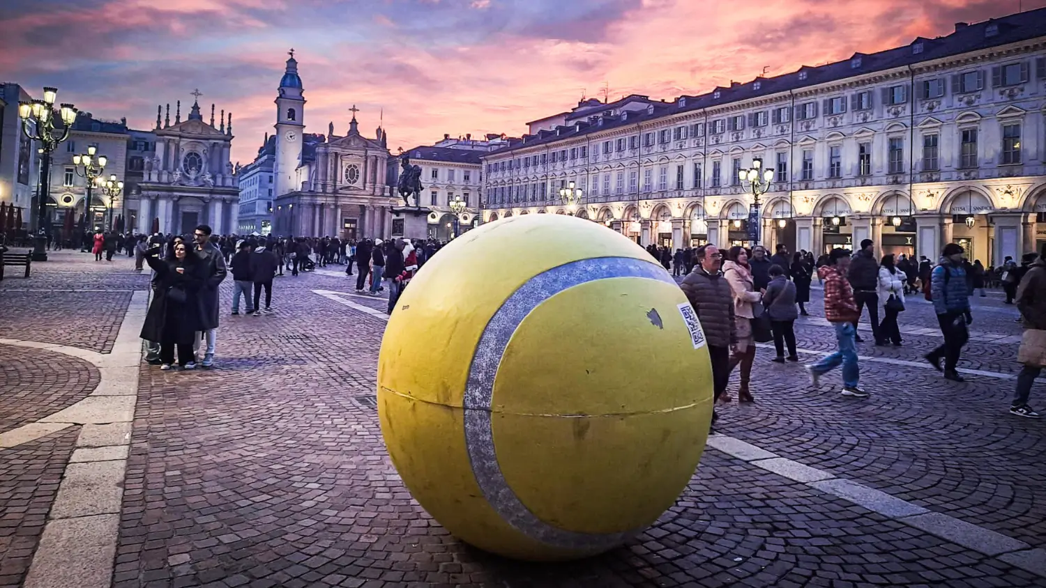 Una grande pallina da tennis in piazza San Carlo, a Torino, durante le Atp Finals 2024