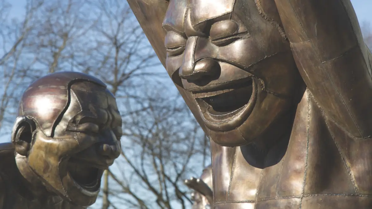 Yue Minjun, A-Maze-ing, “Laughter” Morton Park, Vancouver, Canada ironia