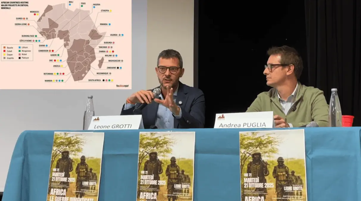 Il giornalista di Tempi Leone Grotti durante l'incontro del 21 ottobre 2025 all'Auditorium comunale di San Fermo della Battaglia (Como) sulle crisi in Sudan, Congo, Sahel e Nigeria