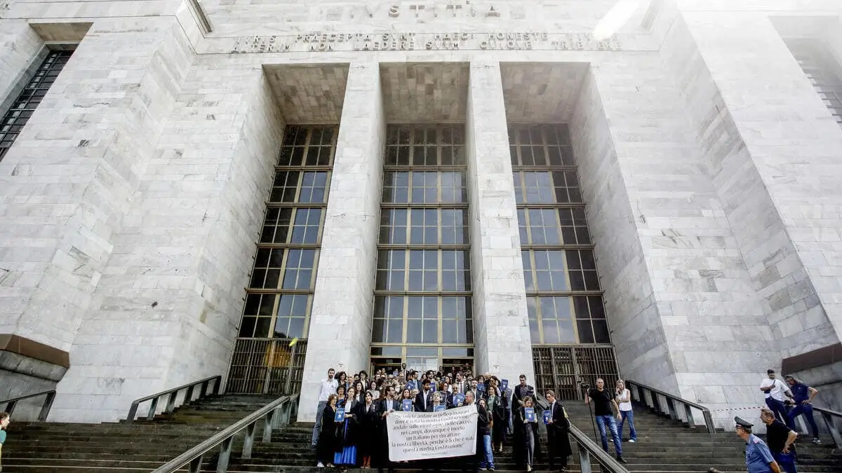 La protesta dell'Anm contro la riforma Nordio davanti al Palazzo di Giustizia a Milano, 10 giugno 2025 (Ansa)