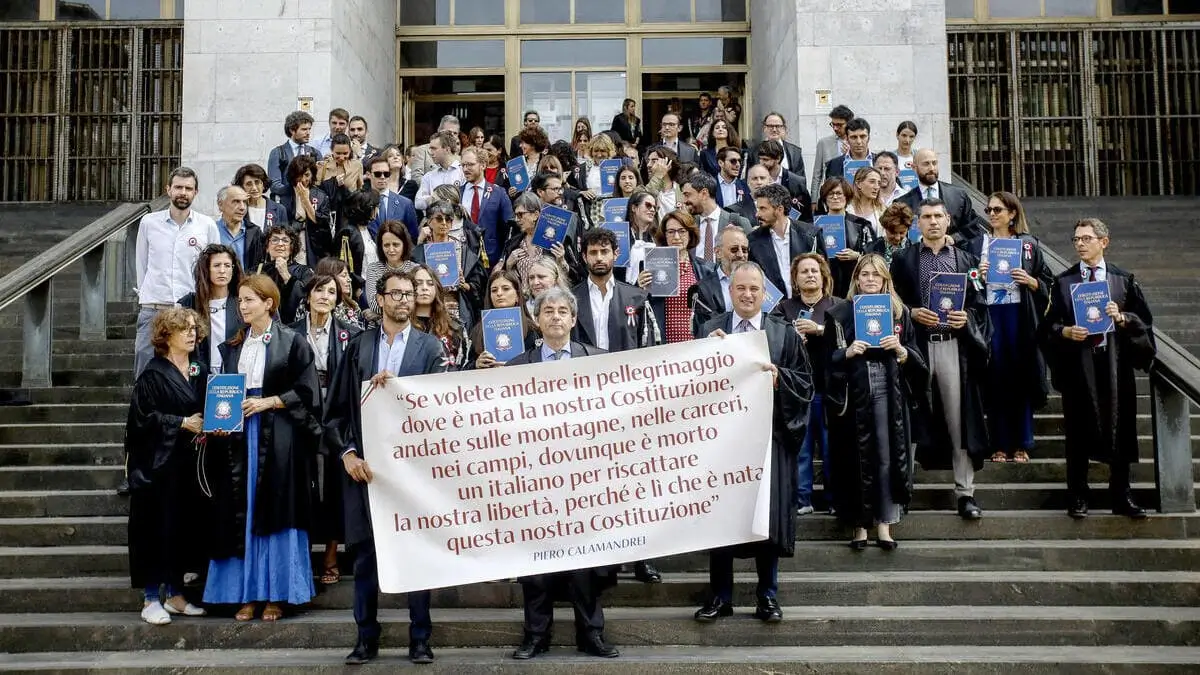 La protesta dell'Anm contro la riforma Nordio davanti al Palazzo di Giustizia a Milano, 10 giugno 2025 (Ansa)