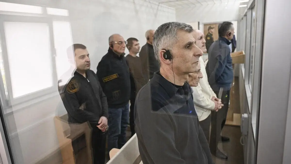 Quindici politici e funzionari dell'Artsakh, rapiti durante l'invasione azera, assistono all'udienza preliminare del processo presso il tribunale militare di Baku, in Azerbaigian, il 17 gennaio 2025