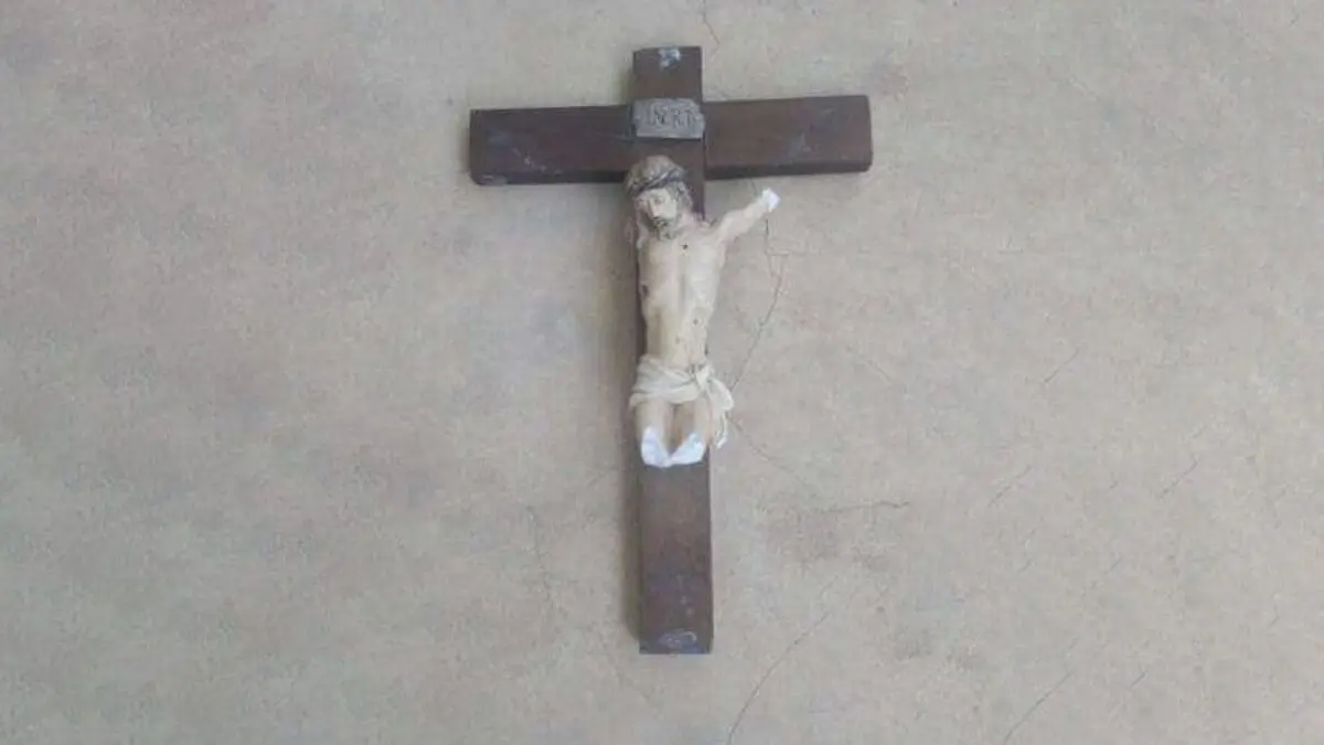 Il crocifisso mutilato dai jihadisti nel seminario di Saint Kisito de Bougui in Burkina Faso