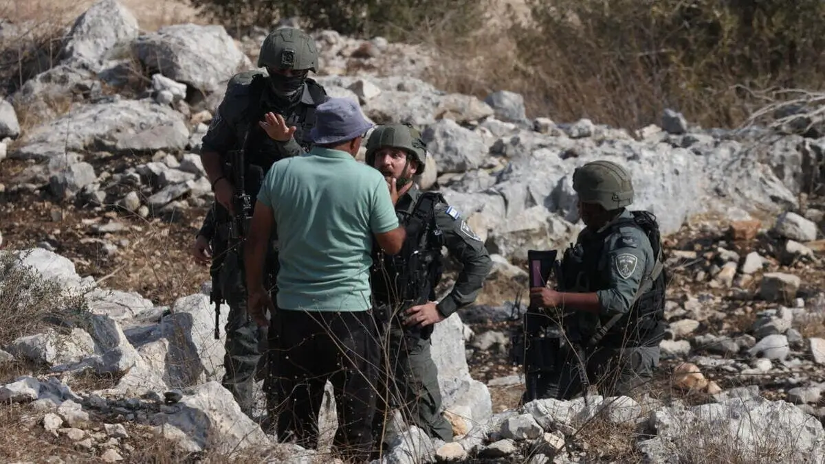 Soldati israeliani cercano di sedare gli scontri tra palestinesi e coloni, vicino alla città di Qalqilya in Cisgiordania