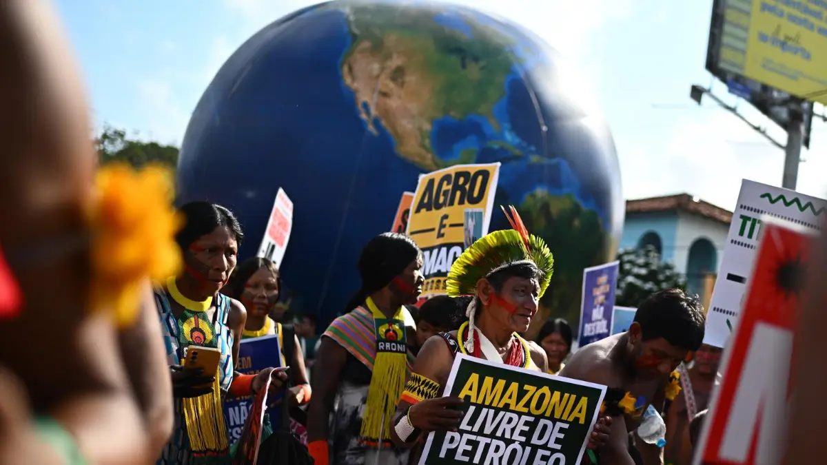Indigeni dell'Amazzonia sfilano alla marcia per il clima durante la Cop30 a Belem, in Brasile (foto Ansa)