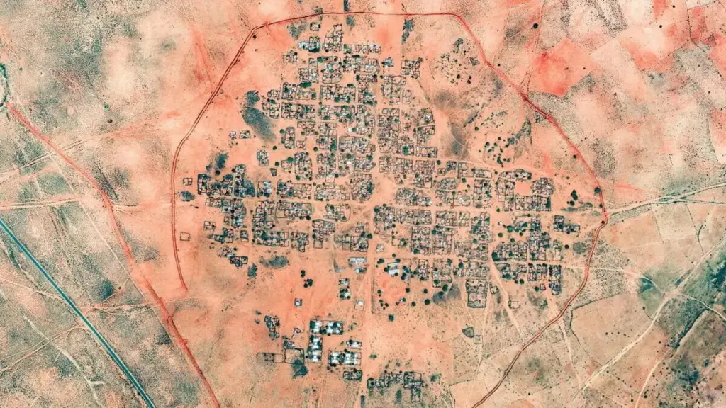 Le immagini satellitari di El-Fasher mostrano una città devastata da 18 mesi di assedio e bombardamenti