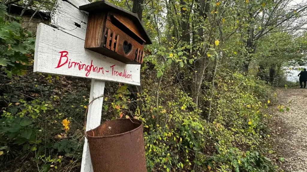 La casa nel bosco a Palmoli dove vivono Nathan Trevallion e Catherine Birmingham a cui il Tribunale per i minorenni di L'Aquila ha disposto la sospensione della potestà genitoriale dei tre figli minori, fra i 6 e gli 8 anni, che vivono con loro in un rudere fatiscente e privo di utenze e in una roulotte in provincia di Chieti