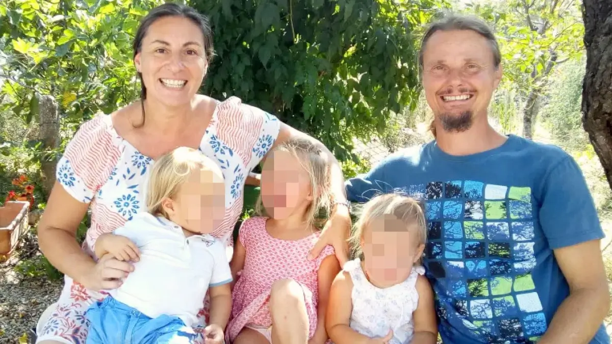 Uno scatto della famiglia anglo-australiana, che viveva nel bosco di Palmoli, in provincia di Chieti, pubblicato sul sito web della mamma, Catherine Louise Birmingham. La mamma, il padre Nathan e i tre bambini sono ritratti nei pressi della loro abitazione