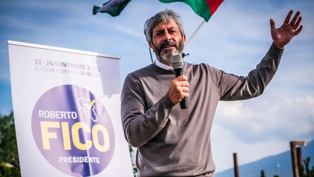 Roberto Fico sul palco durante un comizio della campagna elettorale per le elezioni regionali in Campania (foto Ansa)