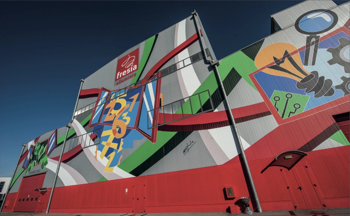 La facciata della Fresia Alluminio a Volpiano (To), ideata dall’artista piemontese Ugo Nespolo