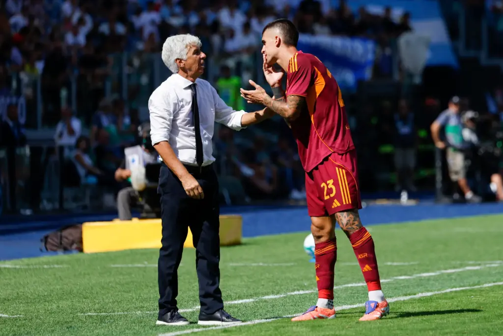 L'allenatore della Roma, Gian Piero Gasperini, dà indicazioni a bordocampo a Mancini durante il derby con la Lazio