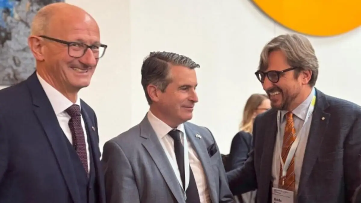 Anton Mattle (Governatore Tirolo), Eric Beißwenger (Ministro degli Affari europei e delle relazioni internazionali della Baviera) e Guido Guidesi (assessore Sviluppo Economico Regione Lombardia)