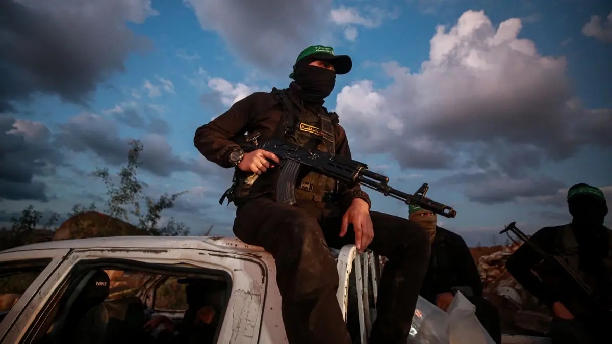 Un terrorista di Hamas pattuglia le strade della Striscia di Gaza