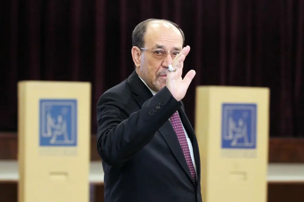 L’ex primo ministro dell’Iraq Nouri al-Maliki nel suo seggio a elettorale per le Politiche 2025 (foto Ansa)