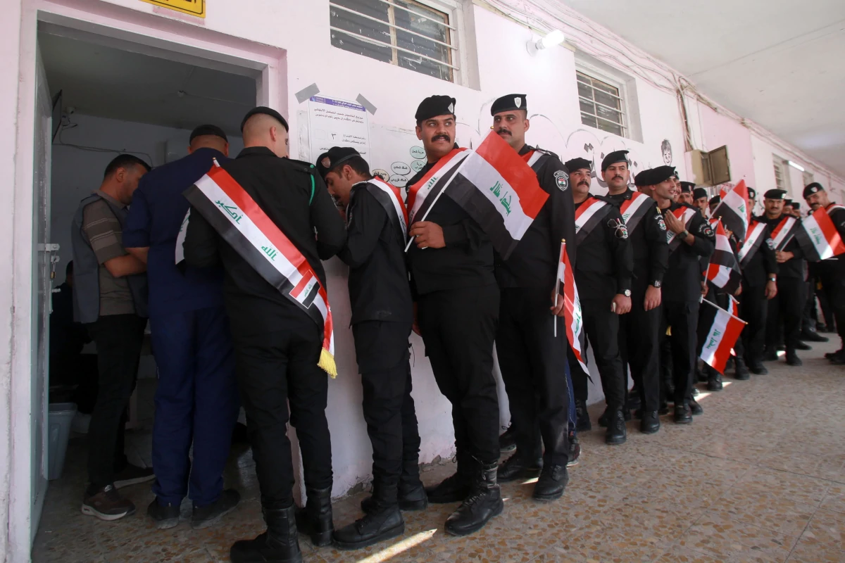 Agenti della polizia irachena in coda per entrare in un seggio a Baghdad in occasione delle elezioni parlamentari che si sono svolte nei giorni scorsi, 9 novembre 2025 (foto Ansa)